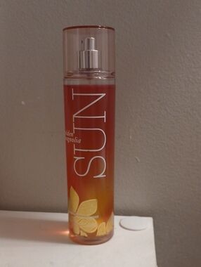 Bath & Body Works STUN Golden Magnolia Body Mist - Amber & Yellow